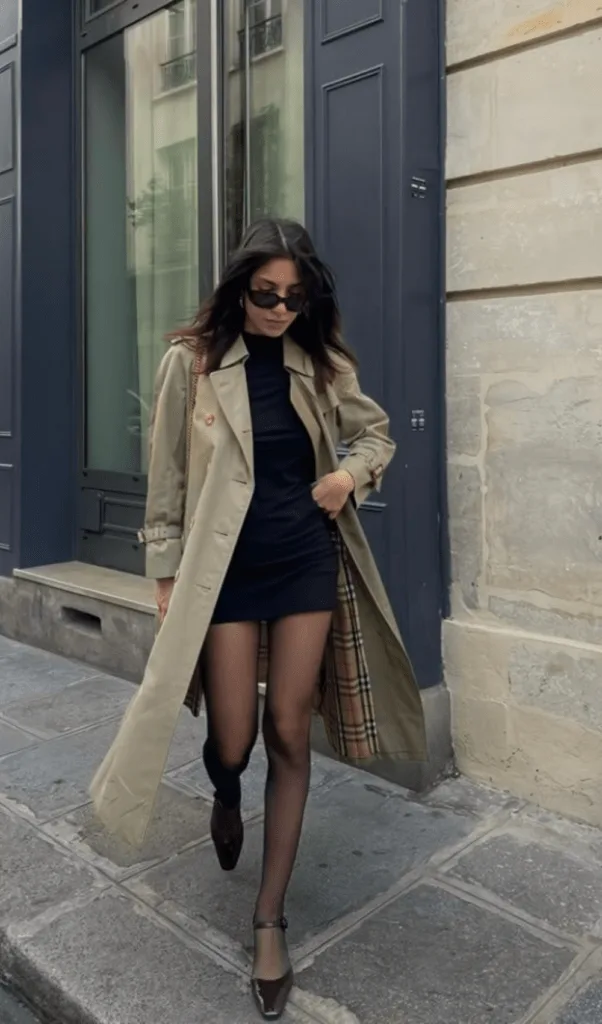 Look trench beige sur petite robe noire avec collants et bottines