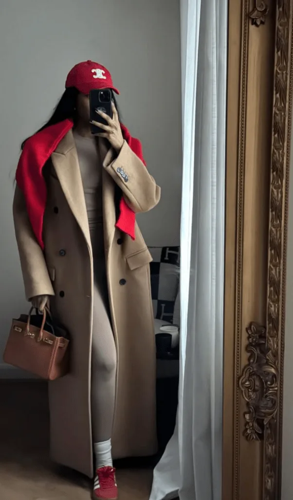 Look trench camel avec accent rouge, casquette et sac marron