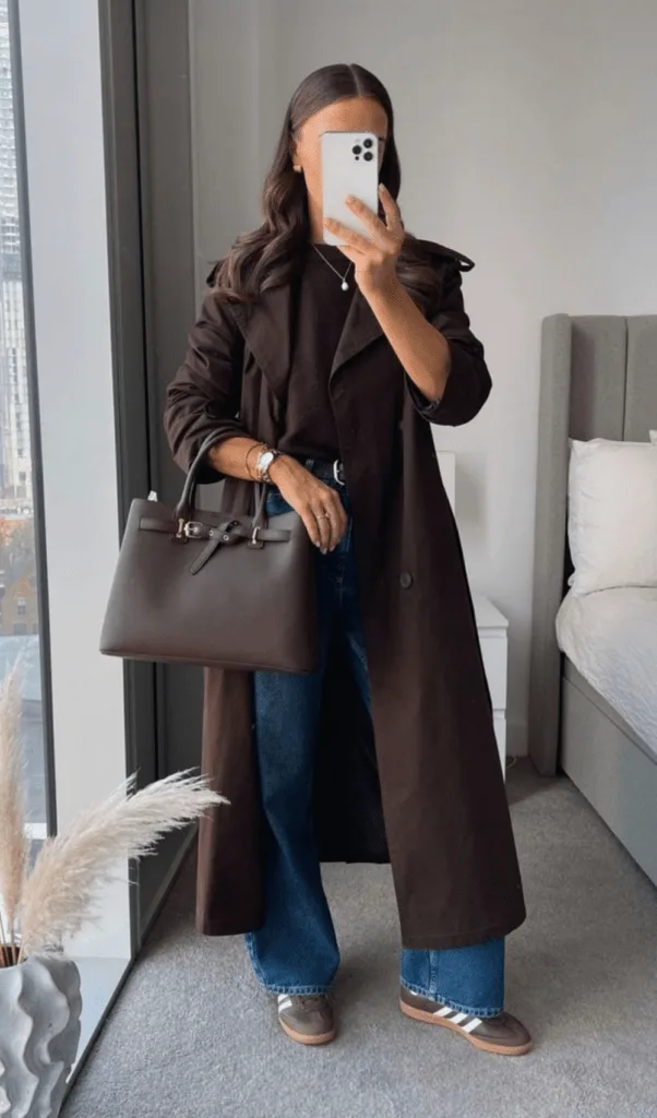 Look trench marron long avec jean large et sac, style automne chic