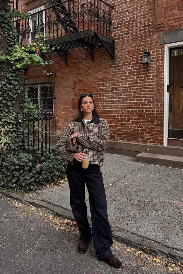 Look veste à carreaux marron avec pantalon noir et sac dans la rue