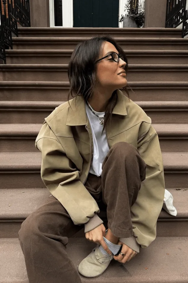 Look veste beige oversize, tee-shirt blanc et pantalon en velours côtelé marron