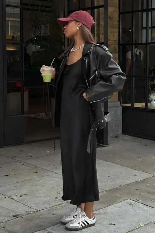 Look veste en cuir noire portée sur une robe longue avec baskets