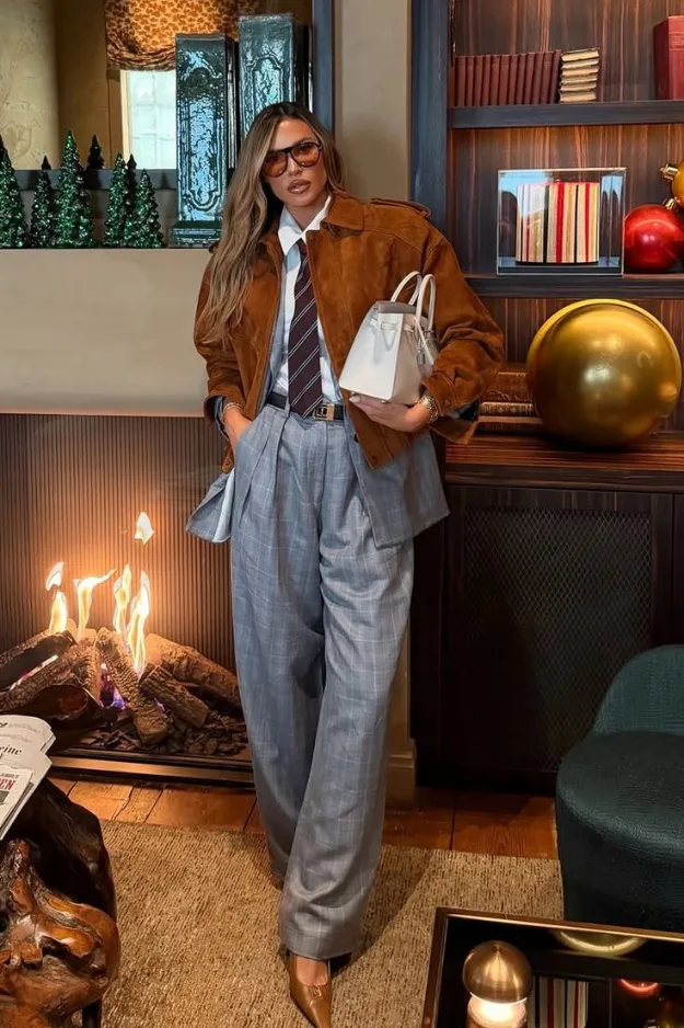 Look veste en daim couleur argile terracotta avec pantalon gris, tendance automne 2026