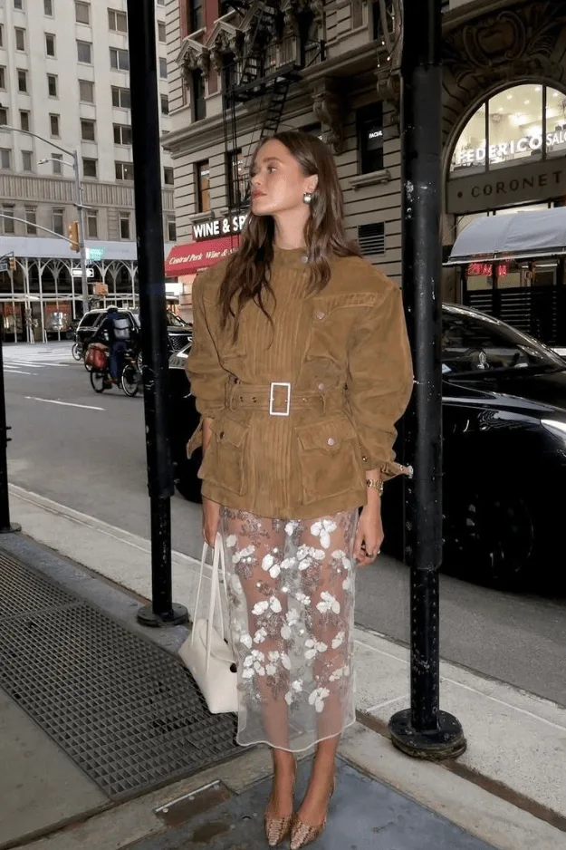 Look veste en suède et jupe fleurie fluide, tendance mix dépareillé automne 2026