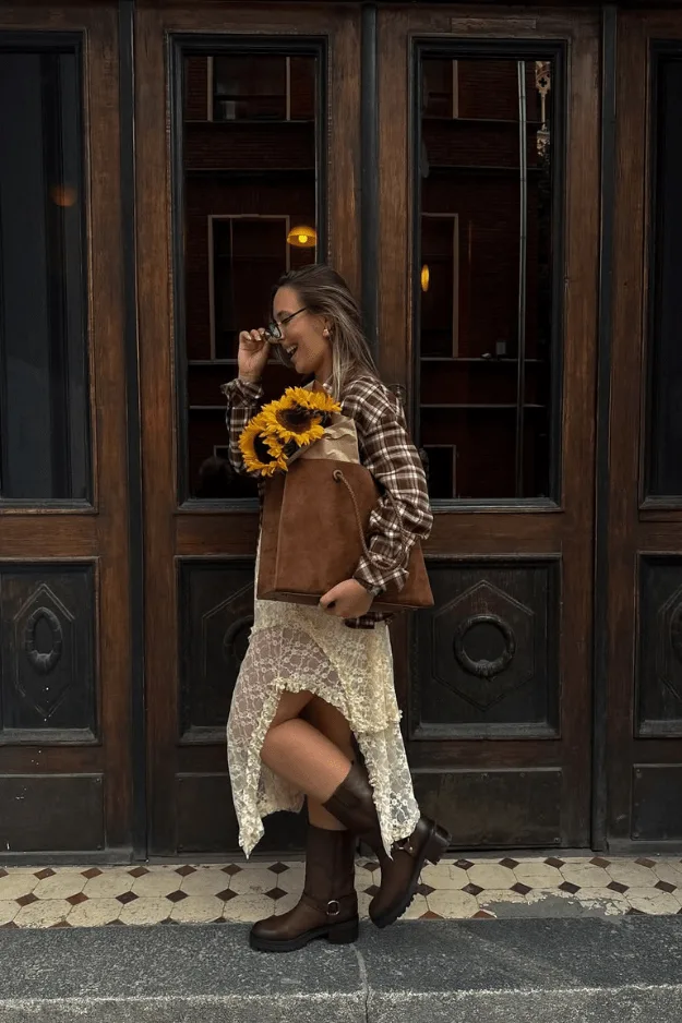 Look veste marron avec jupe longue en dentelle crème et bottines, tenue romantique