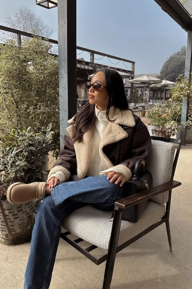 Look veste sherpa marron et crème avec jean droit et bottines