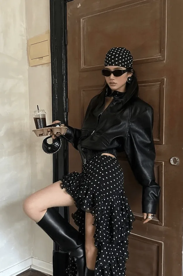 Look volume sculptural veste en cuir structurée et jupe à pois, tendance automne 2026