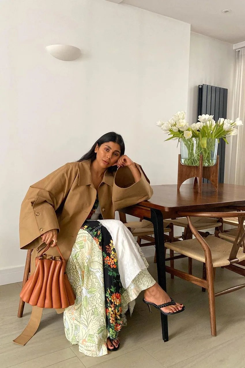 Manteau camel porté sur une robe imprimée fleurie