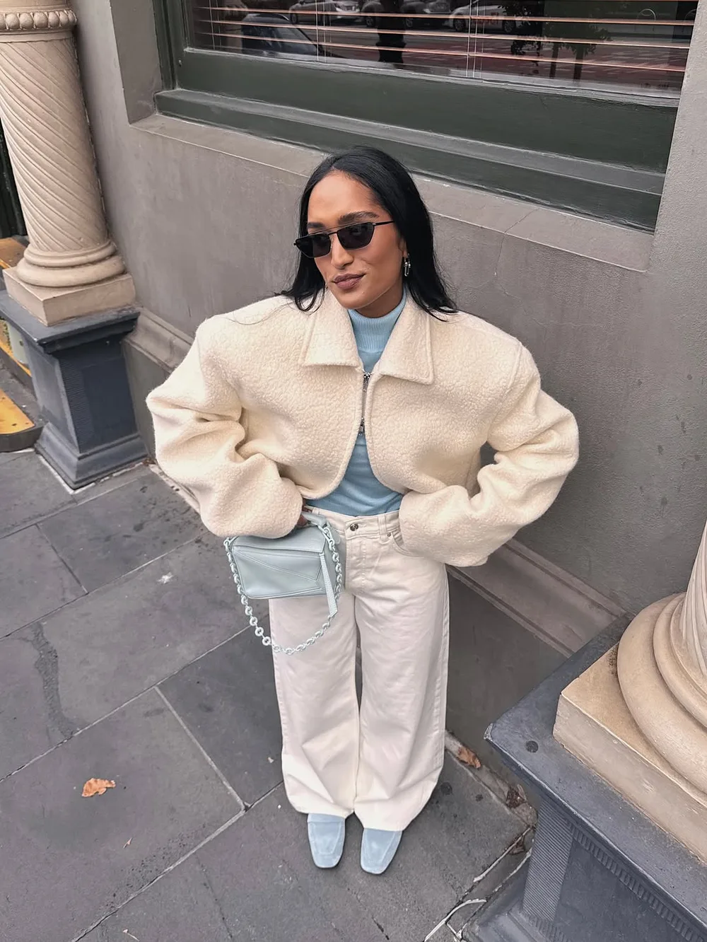 Manteau teddy crème porté avec un col roulé