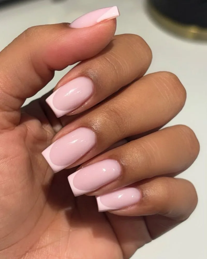 Manucure french classique blanche sur base rose bébé, ongles courts carrés