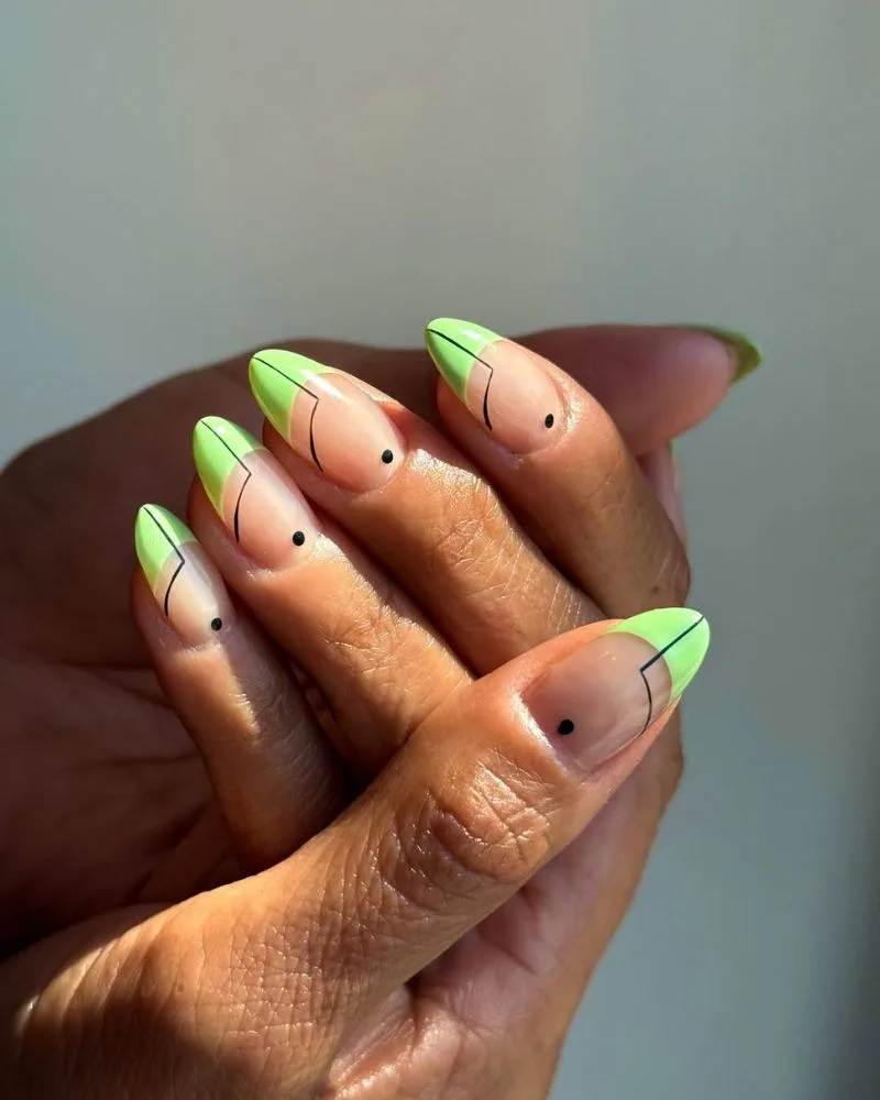 Manucure french lime néon avec fins traits noirs anguleux et point accent
