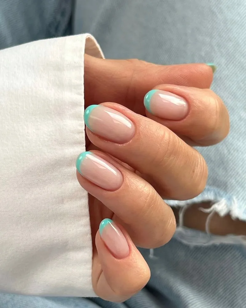 Manucure french menthe fins liserés sur ongles ovales courts, style minimal