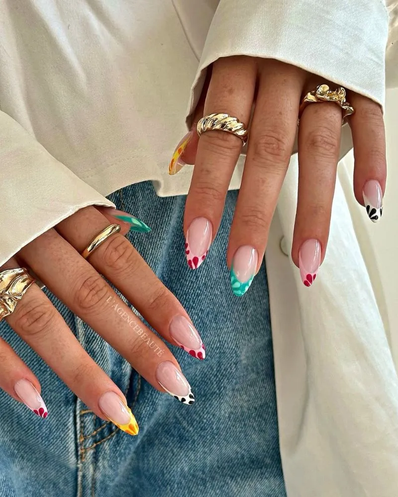 Manucure french mismatch turquoise blanc rose jaune avec demi-fleurs sur chaque ongle