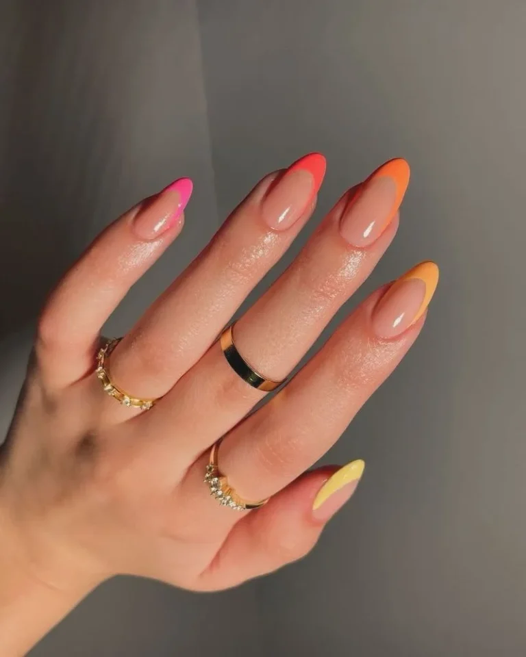 Manucure french néon dégradé coucher de soleil, chaque ongle une teinte chaude