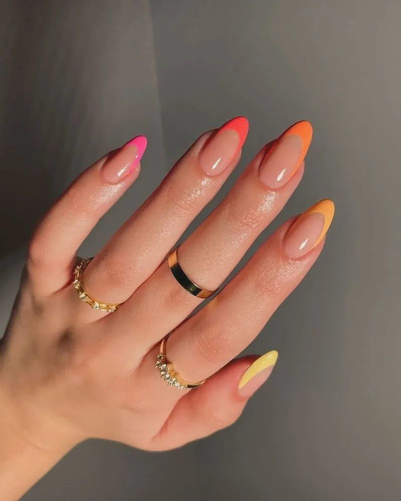 Manucure french néon dégradé coucher de soleil, chaque ongle une teinte chaude