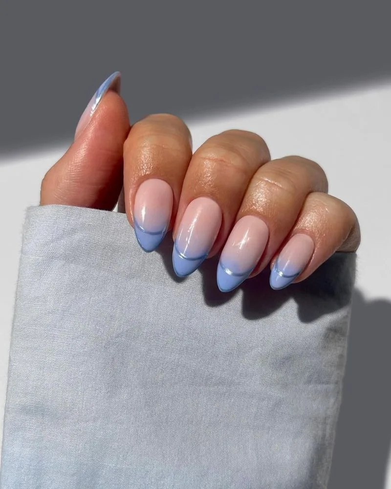 Manucure french ombré bleu bleuet avec fin liseré chromé sur ongles amande