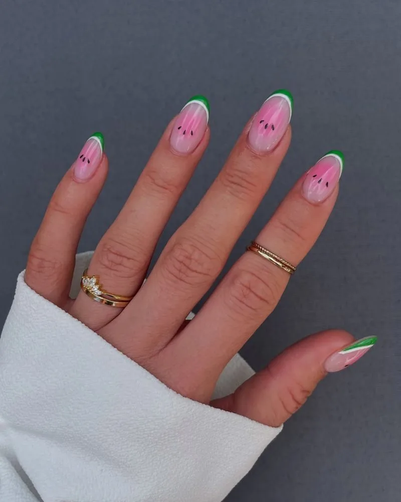 Manucure french pastèque avec pointes vertes liseré blanc et aura rose à pépins