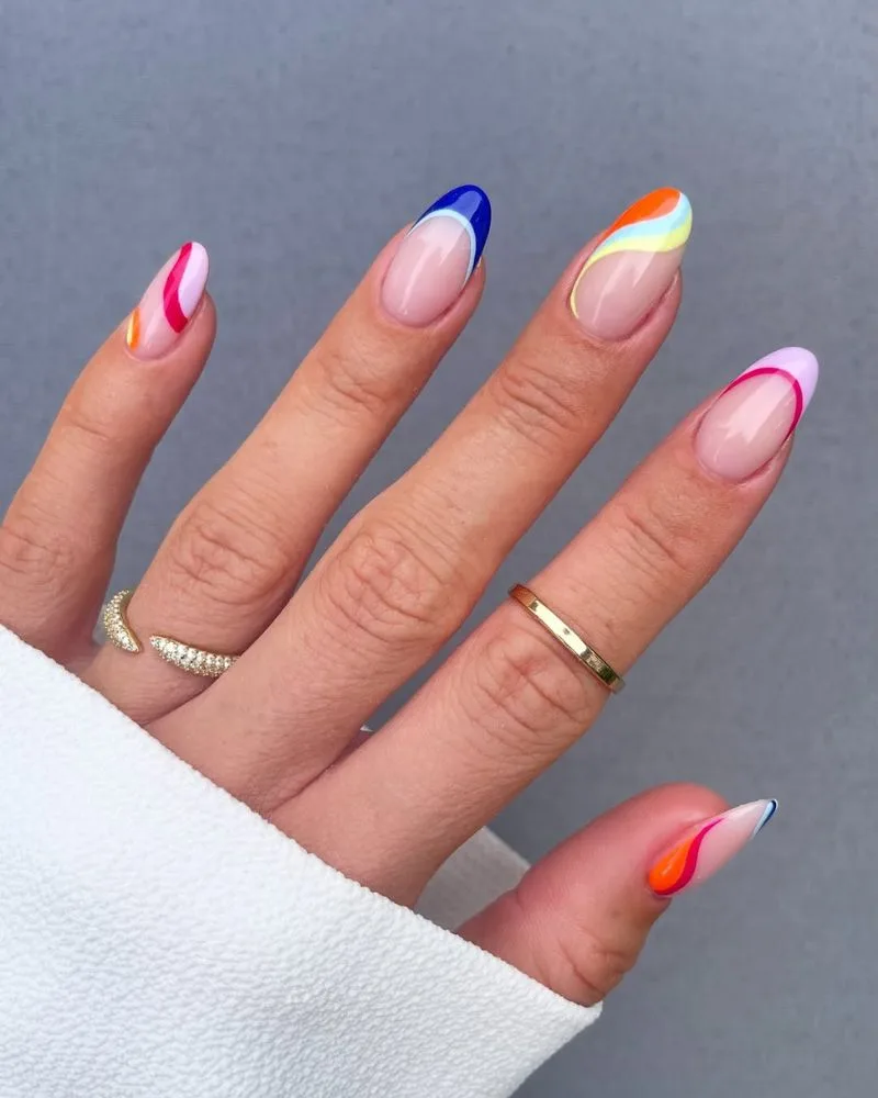 Manucure french swirl multicolore cobalt lilas corail sur chaque ongle, base nude