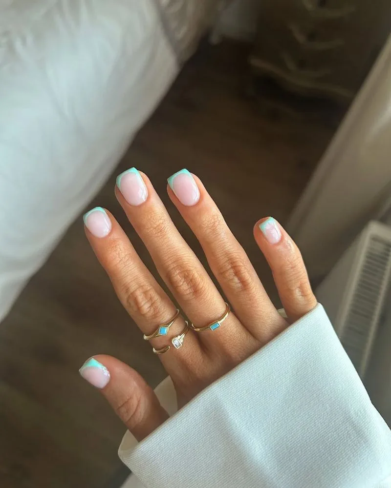 Manucure french turquoise minimale sur ongles courts carrés, style clean