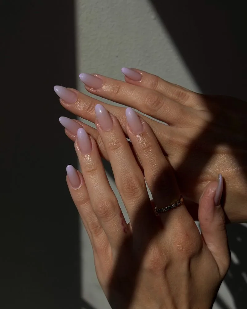 Manucure nude lavande laiteux sur ongles amande