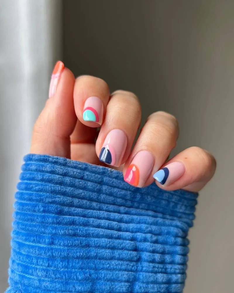 Manucure nude propre avec petits coins de couleur bleu, corail et vert, nail art facile