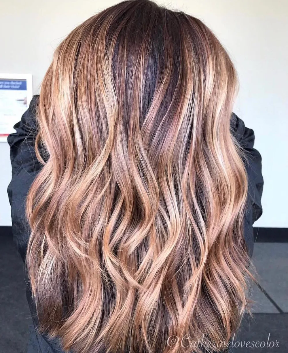 Mélange d'ambre, rose gold et caramel sur base châtain, vagues sirène