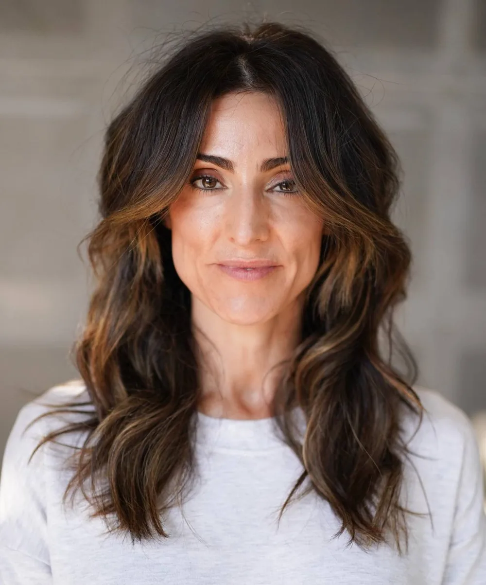 Mi-long brun avec frange rideau encadrante et balayage brun