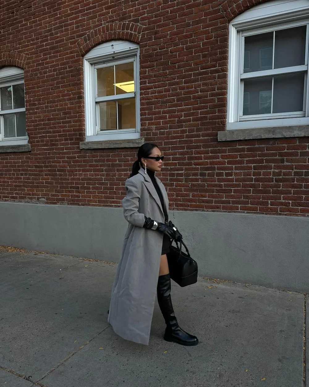Mini robe portée avec des cuissardes et un long manteau gris