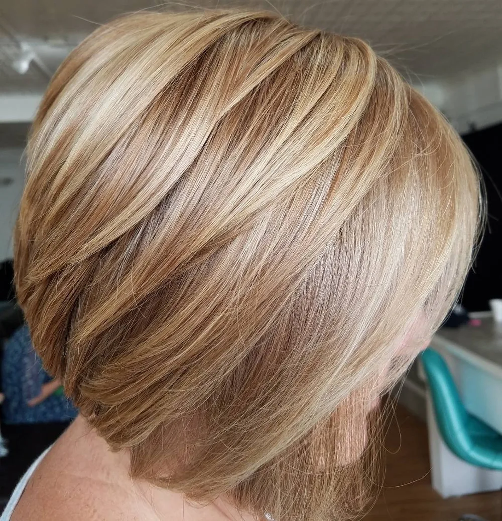 Mob honey blond dimensionnel avec blowout gonflé