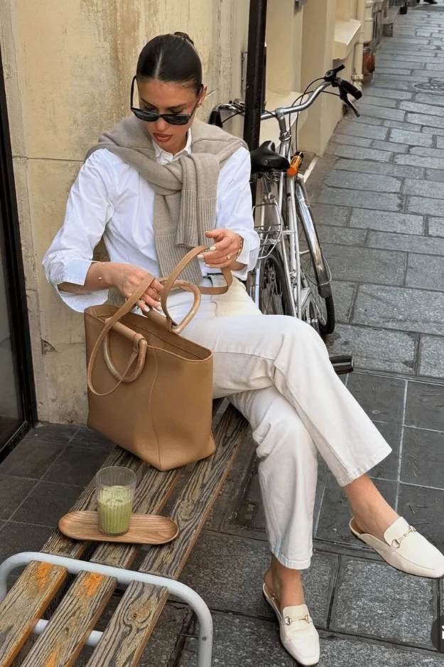Mules mocassins blancs à talon ouvert portées avec pantalon crème, tendance chaussures automne 2026