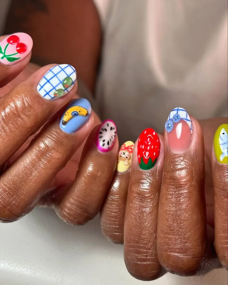 Nail art d'été fruité avec pitaya, banane, fraise et cerises sur ongles colorés