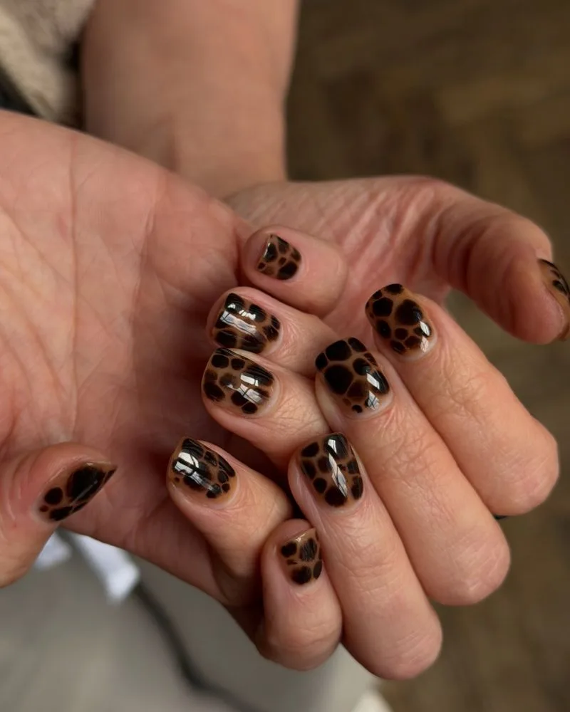 Nail art écaille de tortue ambré sur ongles courts