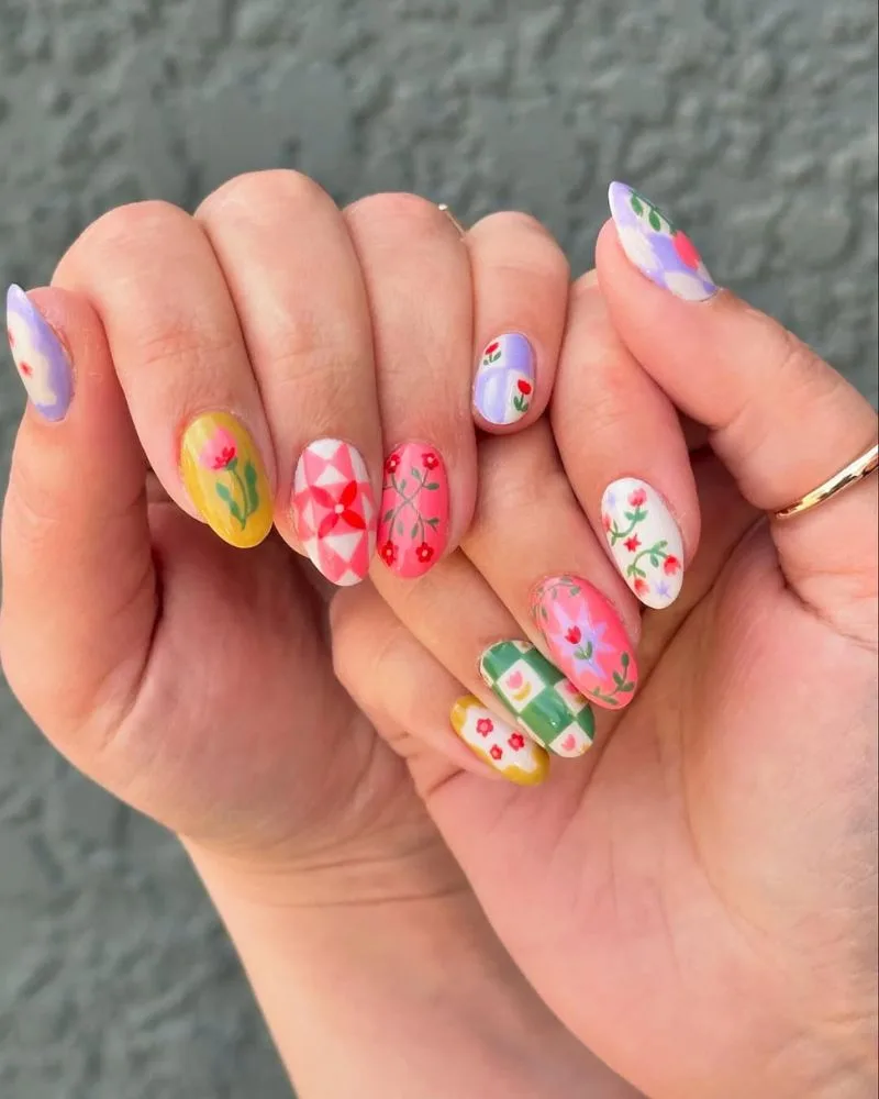 Nail art été façon nappe vichy et fleurs sur palette de couleurs vintage