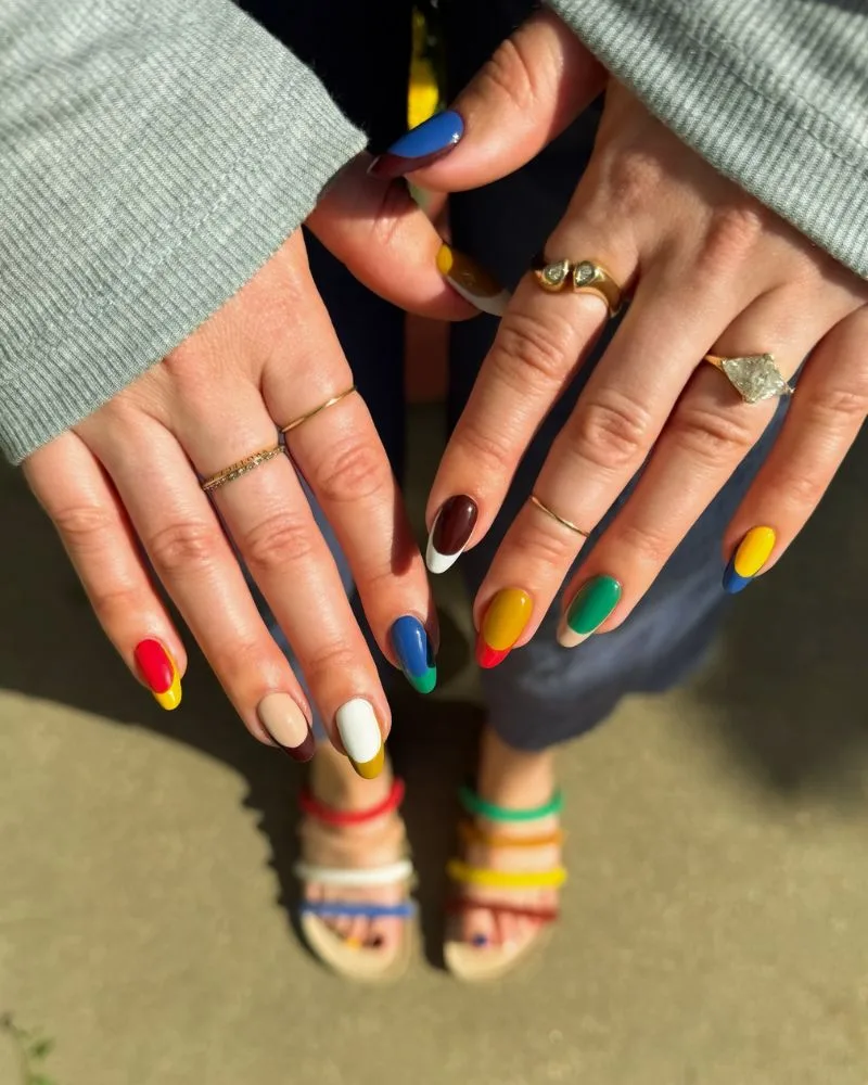 Nail art multicolore ludique de rentrée