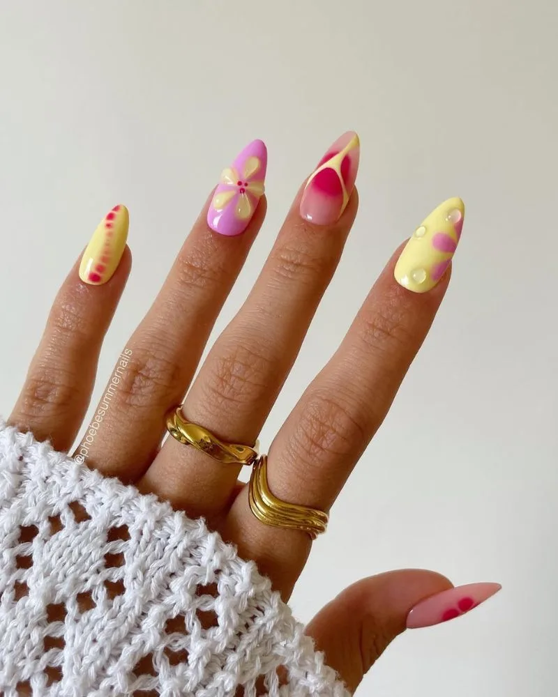 Ongles amande aura jaune citron et rose pêche avec fines fleurs, nail art d'été