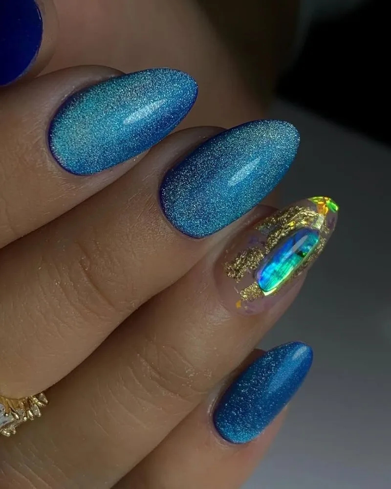 Ongles amande bleu œil-de-chat pailleté effet océan avec nacre abalone