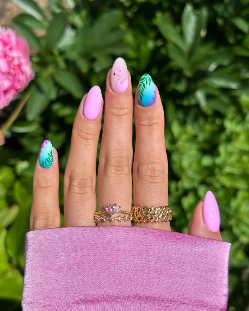 Ongles amande bleu marbre avec coquillage 3D et étoile de mer nude, nail art plage
