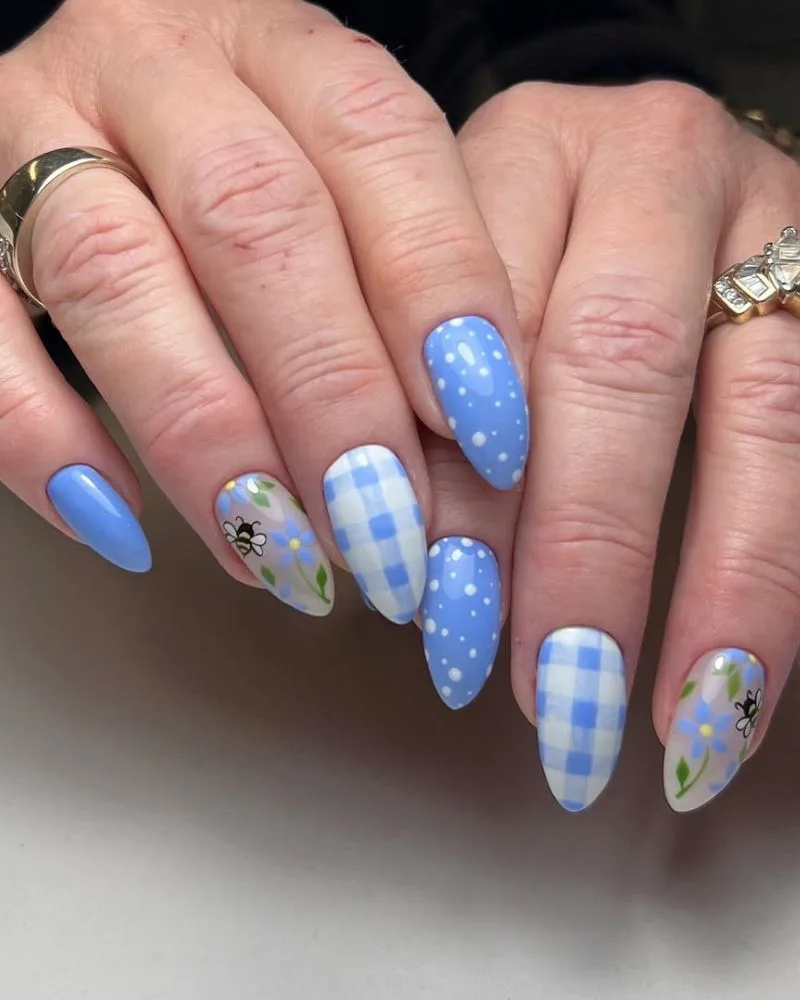 Ongles amande bleus avec motifs vichy et marguerites, nail art d'été fun