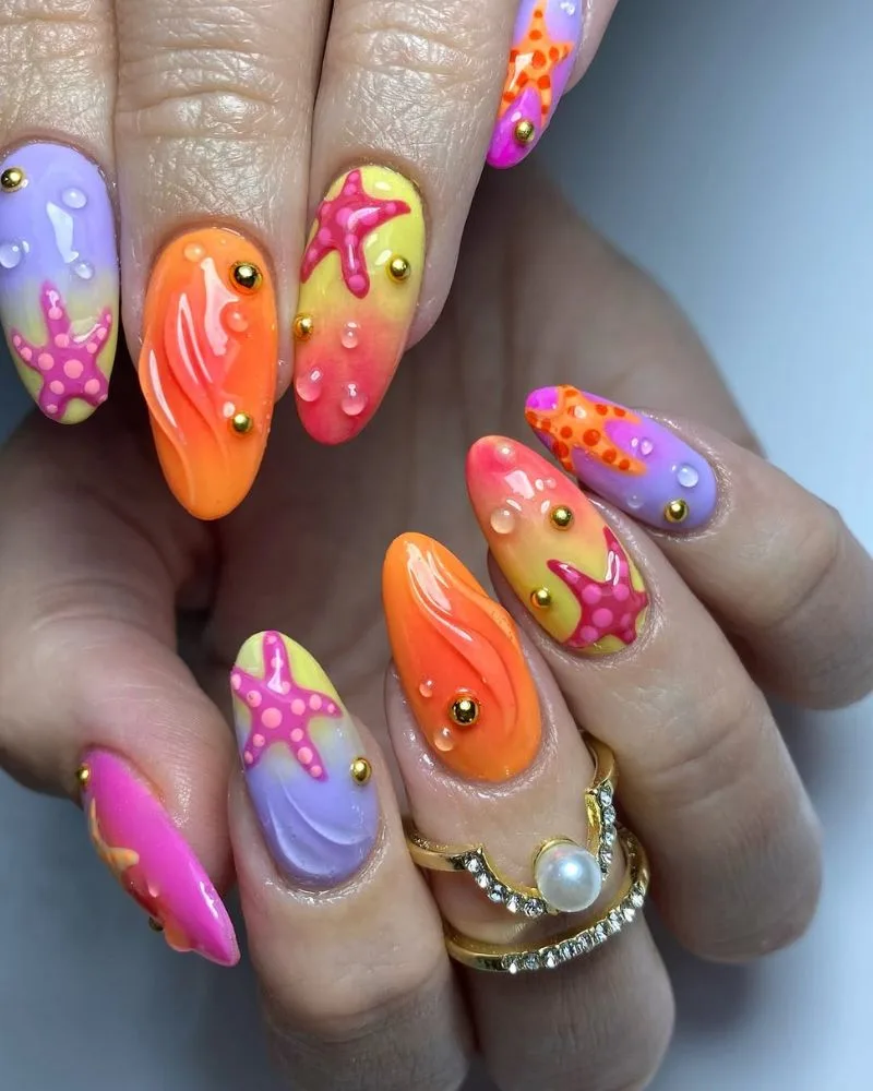 Ongles amande dégradé multicolore avec étoiles de mer et gouttes d'eau 3D