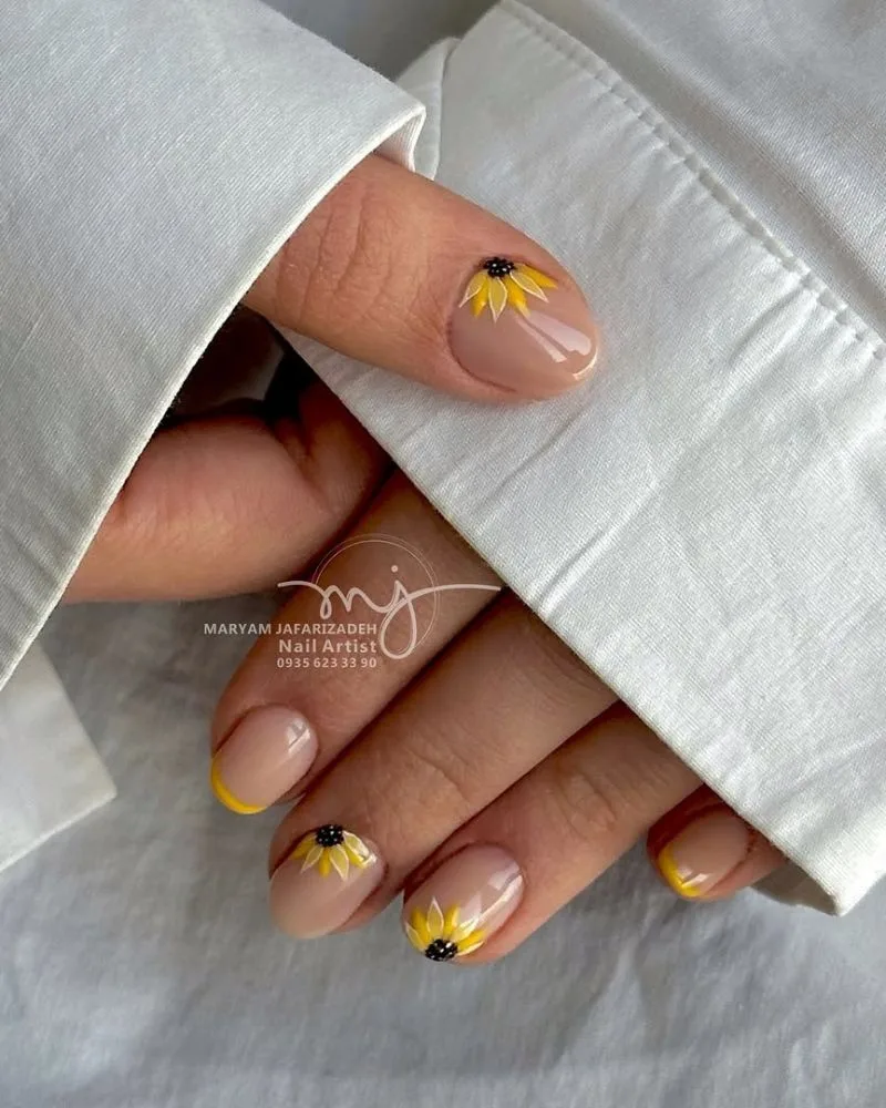 Ongles amande fine french avec nail art tournesol jaune, manucure fin d'été
