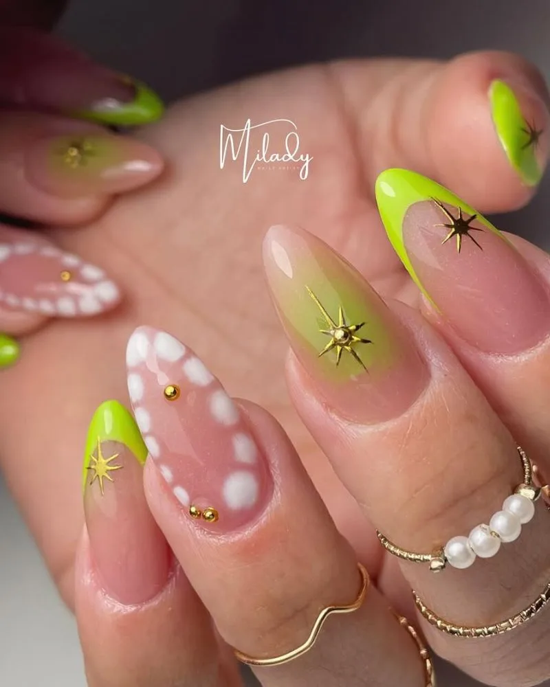 Ongles amande french néon vert sur base nude pailletée avec nail art étoilé