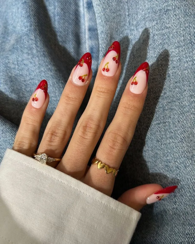 Ongles amande french rouge cerise avec petites cerises et strass, nail art d'été