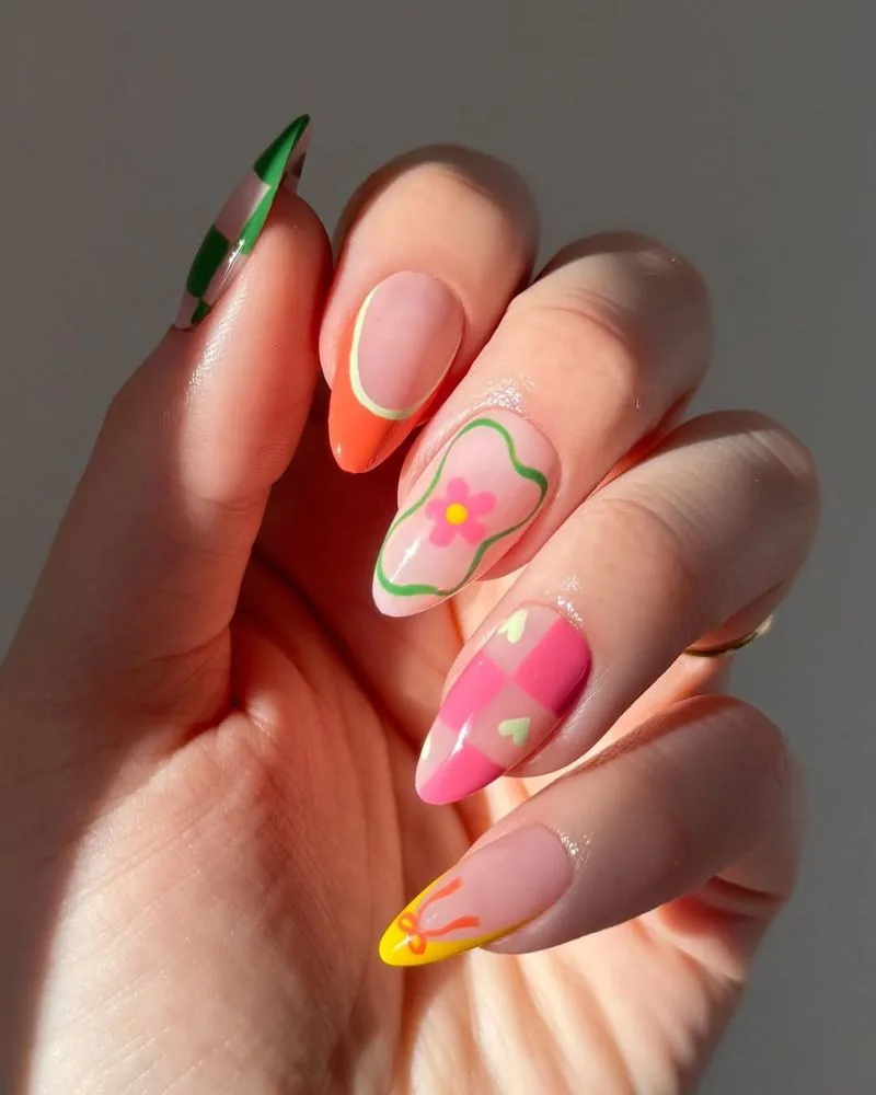 Ongles amande pastel minimalistes avec petit nail art discret sur base propre