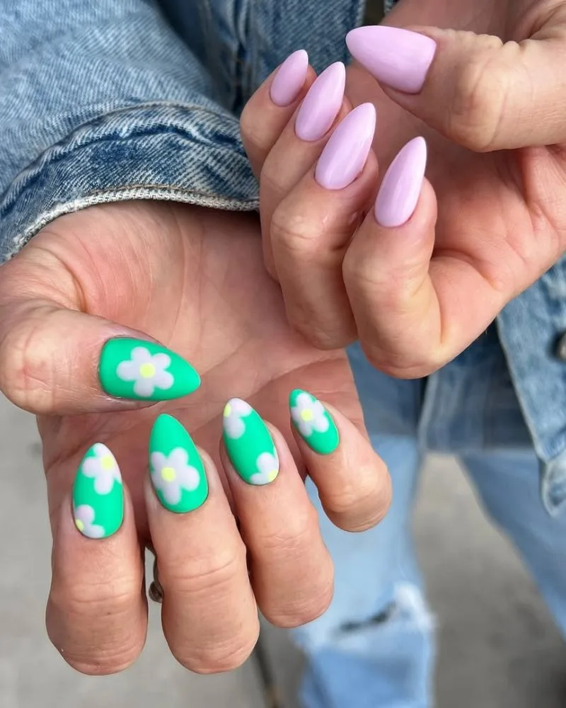 Ongles amande une main lisse brillante l'autre fleurie mate, vert d'eau et lilas