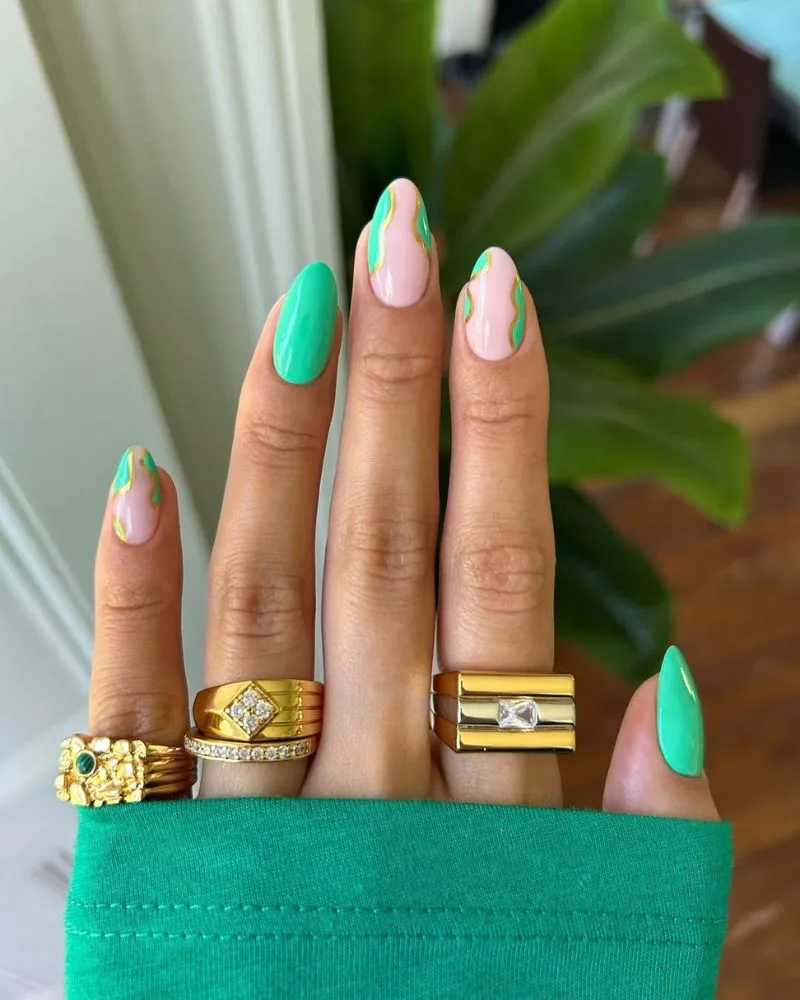 Ongles amande vert menthe avec contours dorés, manucure plage chic