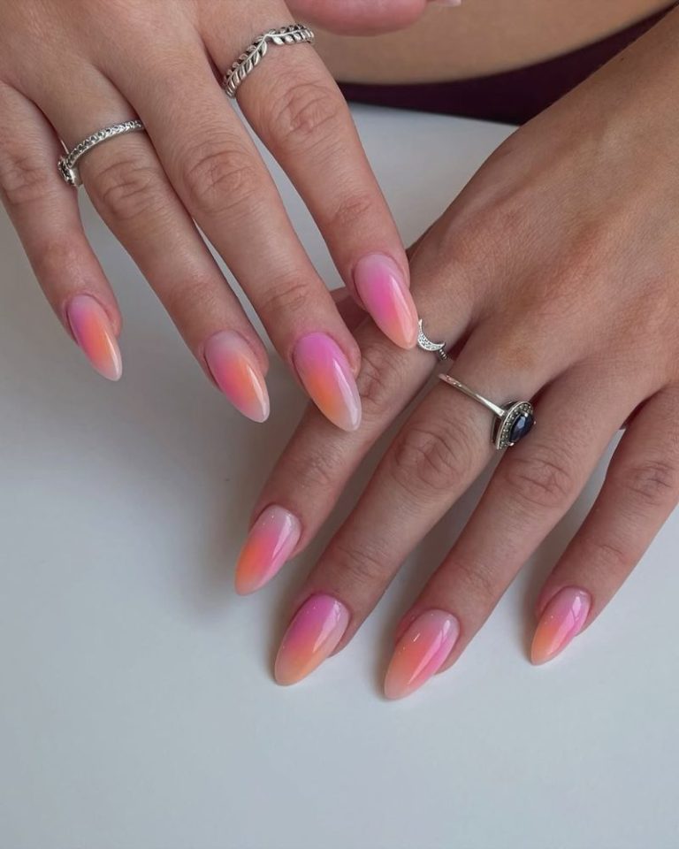 Ongles aura rose poudré dégradé effet halo
