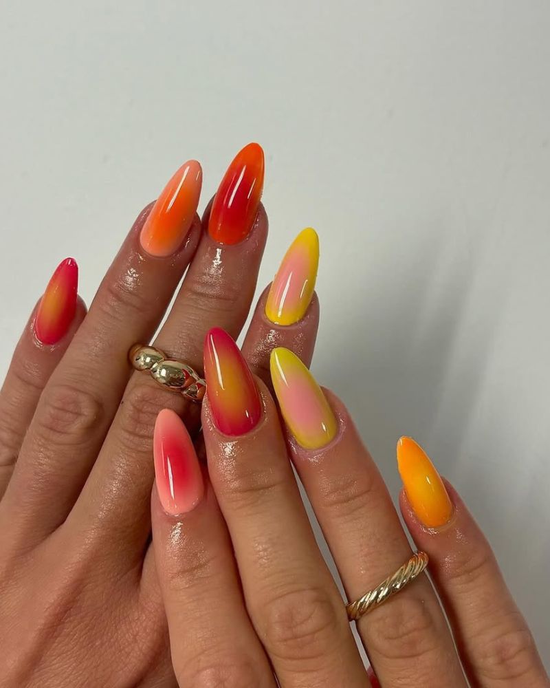Aura multicolore chaude Ongles aura multicolore dans les tons chauds