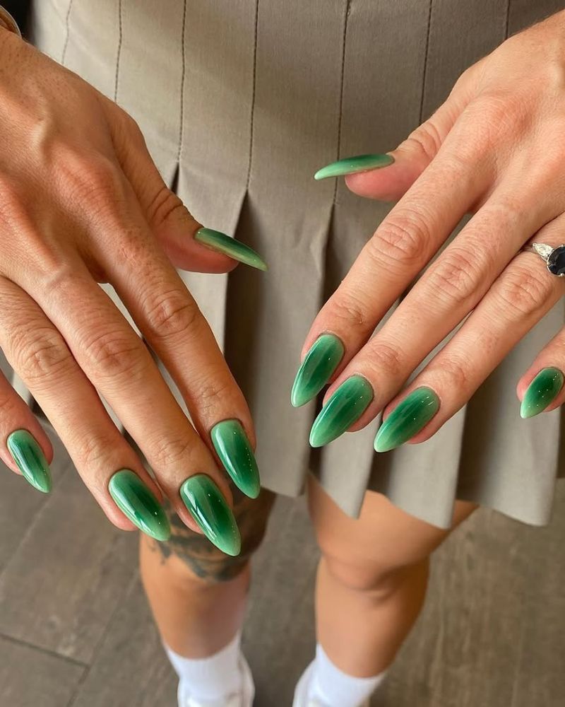 Aura sur ongles stiletto Ongles aura multicolore sur forme stiletto