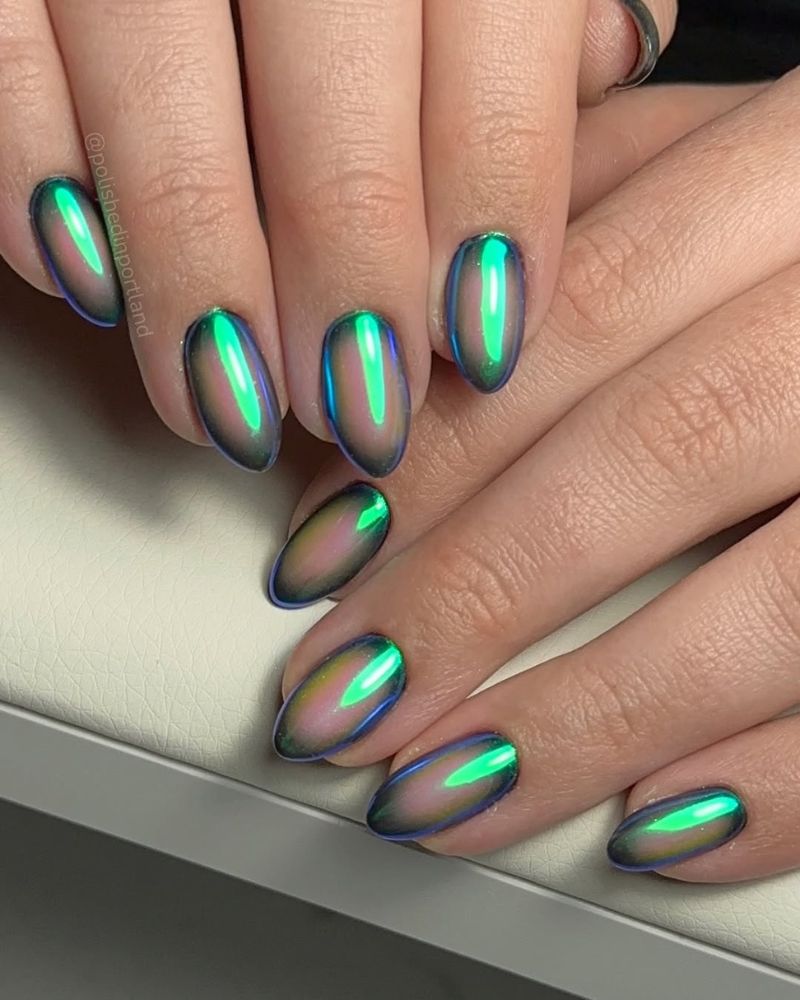 Aura chromée effet miroir Ongles aura chromée effet miroir irisé