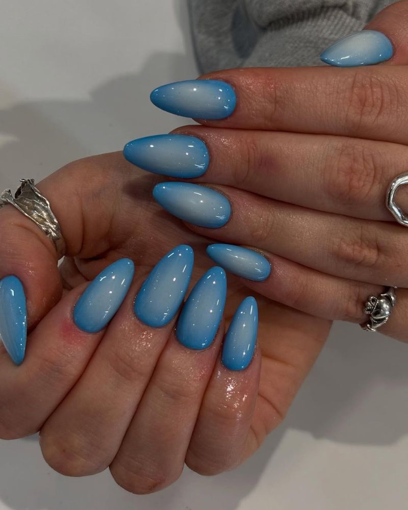 Aura bleu ciel Ongles aura bleu ciel doux